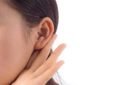 Mau cheiro no ouvido é sinal de que algo não vai bem com sua audição